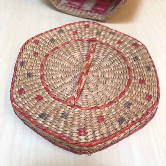 Vintage Native Lidded hexagon Basket with colored patterns. Finely Crafted. - Picture 5 of 9